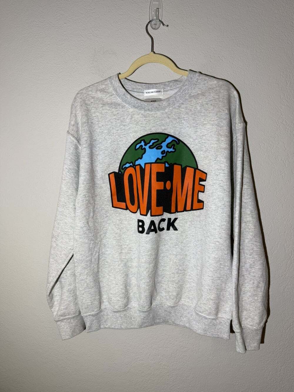 Petals & Peacocks Women's Gray Sweatshirt Graphic LOVE ME BACK Earth Crew Neck M